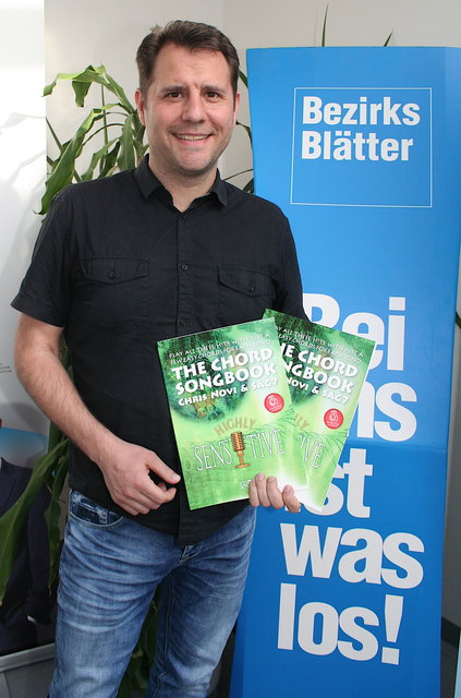 Chris Novi ist Komponist, Schriftsteller und Sänger.