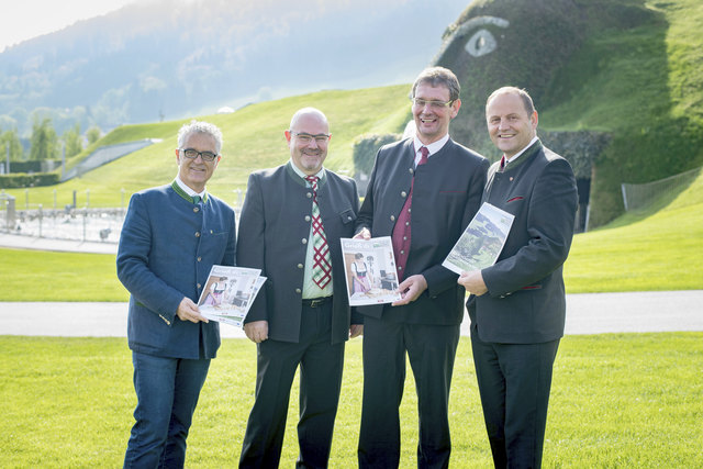 Präsentierten den neuen Tirol-Katalog: Drei Tiroler für Urlaub am Bauernhof v. l. Bundesgeschäftsführer Mag. Hans Embacher, Tirol-GF Klaus Loukota, Bundes- und Tirol-Obmann ÖkR Johann Hörtnagl mit LH-Stv. Josef Geisler