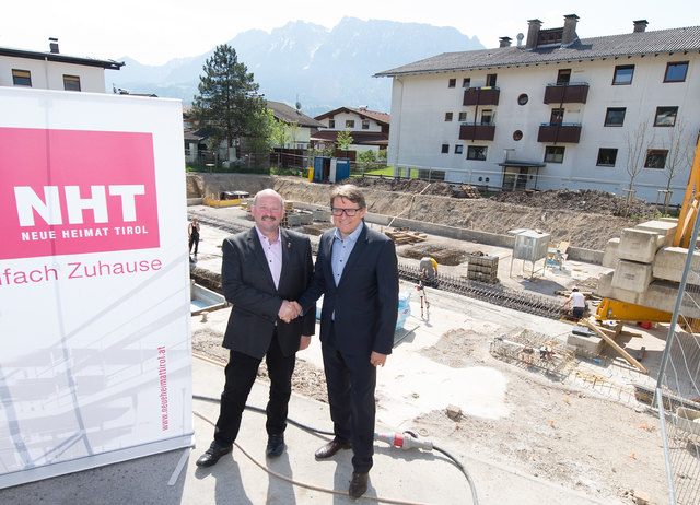 "Spatenstich" für den zweiten Bauabschnitt in der Rumersbachstraße: NHT-Geschäftsführer Hannes Gschwentner mit Bürgermeister Christian Ritzer (re.).