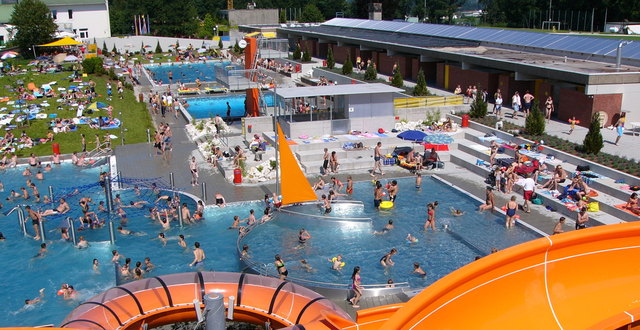 Das "Apumare" in Attnang-Puchheim ist mit 12.000 Quadratmetern Liegefläche das größte Freibad im Bezirk.