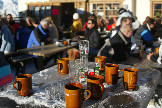 Die Gläser sind leer, der Schnee und die Gäste weg. Für viele Arbeitskräfte bedeutet das Ende der Wintersaison den Gang zum Arbeitsmarktservice. | Foto: Franz Neumayr