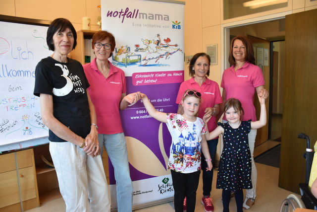 Notfallmamas Andrea Vedernjak und Marlen Smole-Taupe mit Gabriele Metz und Ulrike Fröhlich von Kib sowie Katrin und Julia