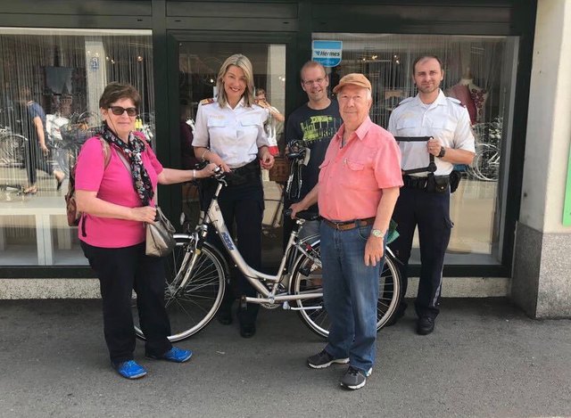 So bleibt Ihr Fahrrad in Ihren Händen: Tipps von der Polizei unter Kommandantin Sonja Fiegl und 2-Rad Wegl. | Foto: zVg