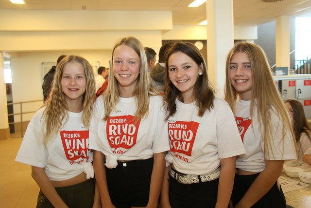 Im Bild ein Teil der fleißigen Helfer des Schwimmwettbewerbs (v. li.) Lea Hofbauer, Isabella Klein, Laura Schneebichler und Sarah Starnberger von der Mittelschule Neukirchen. Am Ende waren rund 20 Helfer aus umliegenden Schulen im Einsatz.