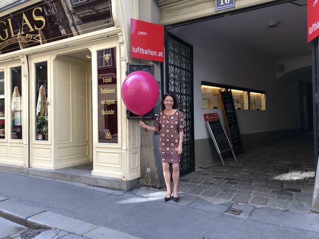 Irene Zahrl freut sich, wenn sie mit ihren Luftballons nicht nur den Fleischmarkt bunter machen kann.