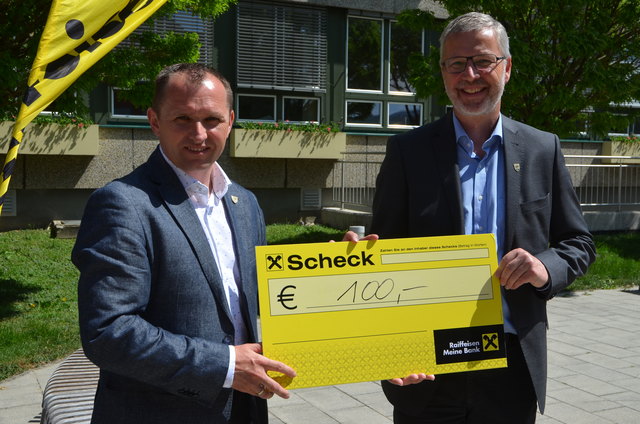 Spendenübergabe für Pater Sporschill: Vizebürgermeister Max Soxberger und Bürgermeister Fritz Hinterleitner aus Biberbach