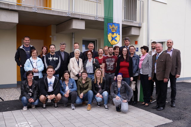 Ein Erinnerungsfoto: Die neuen Mieter und Ehrengäste bei der feierlichen Schlüsselübergabe letzte Woche. | Foto: Koidl