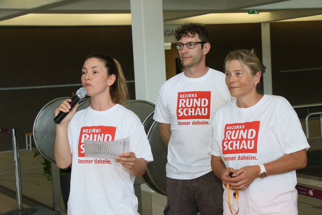 Im Bild (v. li.) Sarah Herejk und Andreas Wimmer von der Lebenshilfe-Werkstätte Braunau sowie Andrea Maurer von der Schwimmschule Aqua-Welt bei der offiziellen Begrüßung.