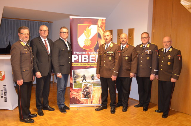 Christian Leitgeb (4. v. r.) ist nicht nur der Kommandant der FF Piber, sondern jetzt auch Bereichsfeuerwehrkommandant. | Foto: Cescutti