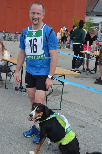 Auch ein Hund lief mit.