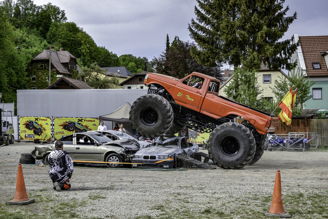 300 Motorsport-Fans staunten und applaudierten den Monstertruck-Fahrern. | Foto: D. Heimel