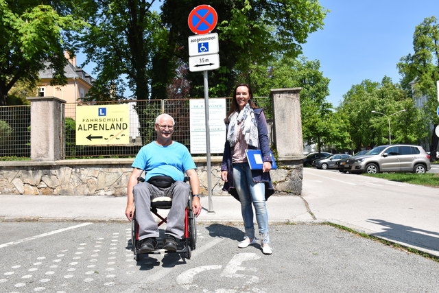 Peter Schwagerle und Bettina Rausch vor einem Behindertenparkplatz in Klagenfurt, der bei Betroffenen als problematisch gilt