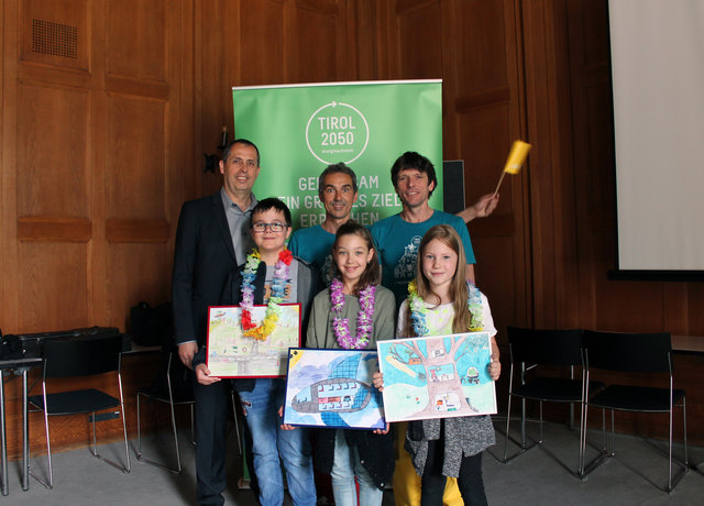 v.l.: Bruno Oberhuber (Energie Tirol) und RatzFatz freuten sich mit den Gewinnern des Zeichenwettbewerbs: Lukas Kljajic, Emma Socianska und Livia Pfefferle