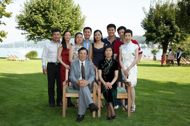Die Eltern Chahua und Guorong Hu (vorne) mit ihren vier Kindern und deren Partnern. | Foto: Manuel Aichholzer