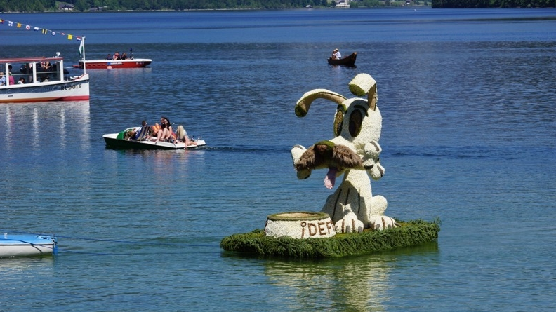 Der Bootskorso beginnt am 3. Juni, gegen 14.30 Uhr. in Altaussee: Die Boote mit den Figuren bewegen sich von der Jausenstation „Kahlseneck“ zum Hotel am See über die Seeklause bis zum Strandcafé.