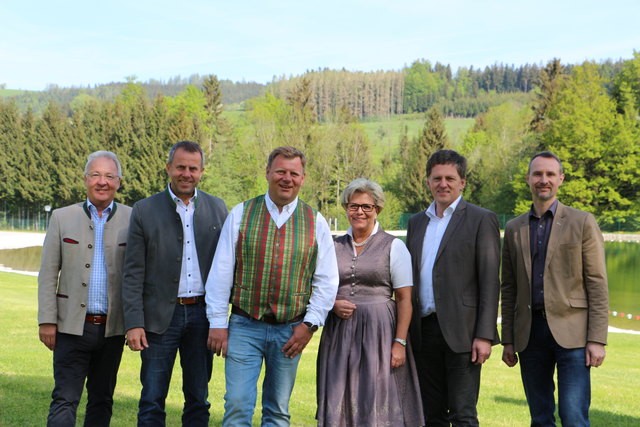 Bürgermeister-Kandidat Herbert Schönberger konnte die Ortschefs der Region in seiner Heimatgemeinde begrüßen: Johann Kronberger aus Kirchham, Rudolf Raffelsberger aus Scharnstein, Christine Eisner aus Ohlsdorf, Fritz Steindl aus Gschwandt und Interims-Bürgermeister Klaus Mayrdorfer aus St. Konrad. | Foto: ÖVP