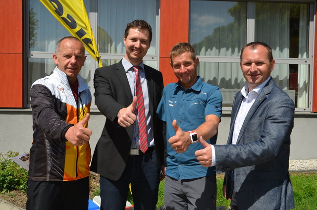 Josef Wimmer (Run2Gether), Johannes Pfaffeneder (RAIBA), Para-Weltmeister Oliver Dreier und Max Soxberger