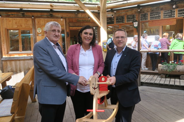 Für Köstinger gabs von Johann Hingsamer und August Wöginger aufgrund der bevorstehenden Geburt ein schaukelpferd. | Foto: ÖVP Schärding