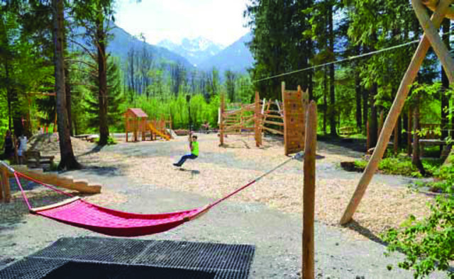 Der neue Spielplatz am Zirmenweg in Vils bietet Kindern viel Platz zum Spielen und Toben. | Foto: privat