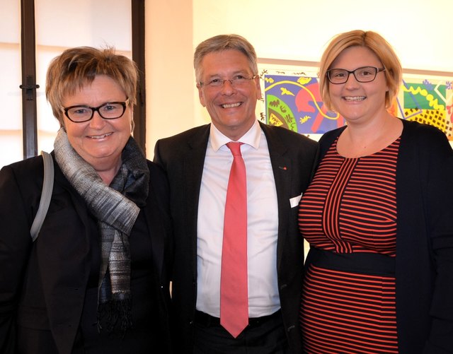 Peter Kaiser zwischen Erika und Julia Schuster