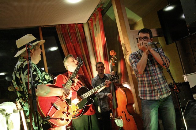 Christian Deimbacher stieg als lokaler Bluesvertreter für ein paar Songs bei der Mojo Blues Band ein.