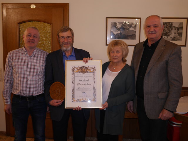 Obmann Markus Kasbauer, Josef Strassl, Vizebürgermeisterin Rosa Hofmann und Wanderlehrer Norbert Lummerstorfer.