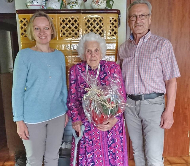 Die geschäftsführende Gemeinderätin Martina Spring, Jubilarin Margarete Offenauer und Gemeinderat Walter Kroiß.