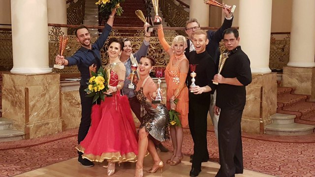 Die erfolgreichen Profis und Amateure von ProAm Austria in Karlsbad. Danilo, Erika, Gerda, Claudia, Greta, Peter, dahinter Hans, Andi | Foto: Claudia Kreuzer via Facebook