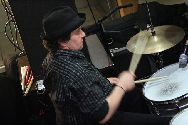 Didi Mattersberger ist dynamischer Teil der Rhythmsection der Mojo Blues Band.