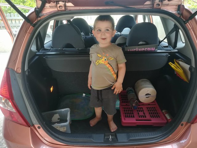 Fabian Rath aus Platt schaut drauf, dass auch immer was zum Spielen in Mamas Auto ist - für alle Fälle.      	                	Foto: Rath