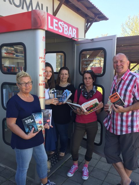 Die neue Trumauer Lesebar, die unter anderem gemeinsam mit Karin Benda, Lea Kimla, Michaela Simi, Birgit Grillitsch und Richard Hammer (von links nach rechts) realisiert wurde.﻿ | Foto: Gemeinde Trumau