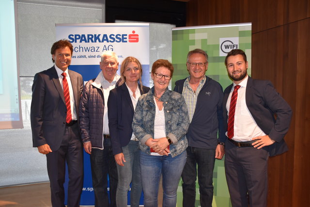 Geschäftsstellenleiter Max Stock (Sparkasse Schwaz), Günter Fankhauser, Referentin Patrizia Köll (Wifi Tirol), Maria und Hermann Erler und Michael Erler (Sparkasse Schwaz)