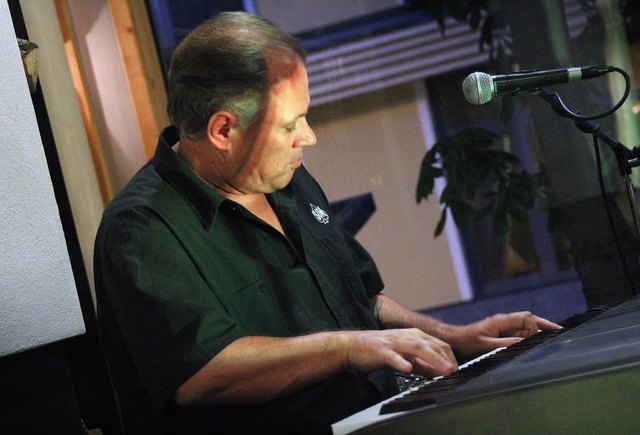 Charlie Furthner überzeugte am Klavier und Akkordeon.