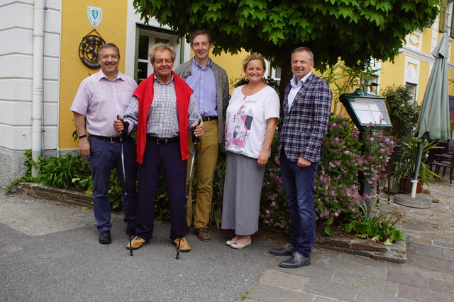Gesunde Bewegung: Bgm. Johann Schirnhofer, Werner Riedl, Martin Kaiba, Christine Schwetz und Erwin Gollner (v.l.). | Foto: Zangl