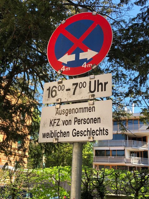 Ja darf man denn so etwas? Dieses Verkehrszeichen in der Mozartgasse lässt bei der Argumentation von Vorteil bis zu Diskriminierung alles zu.