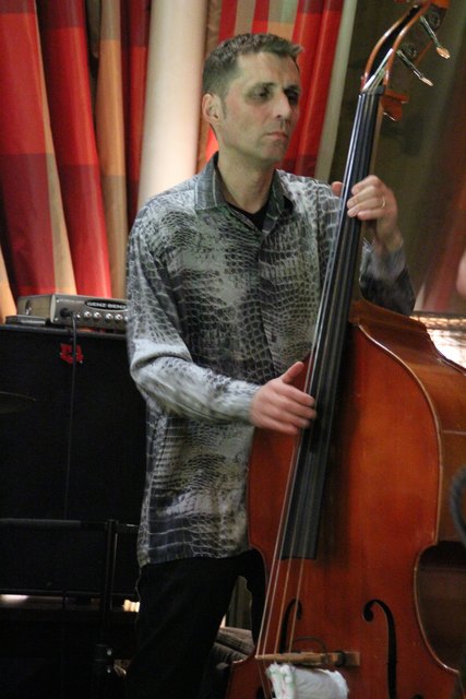 Herfried Knapp verstärkte mit erdigem Bass.