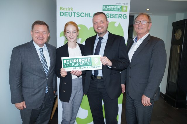 Johanna Resch übergibt ihre Agenden als Bezirksgeschäftsführerin der ÖVP an ihren Nachfolger Ingo Reiter, hier flankiert von NAbg. Werner Amon (l.) und Landesgeschäftsführer LAbg. Detlev Eisel-Eiselsberg.