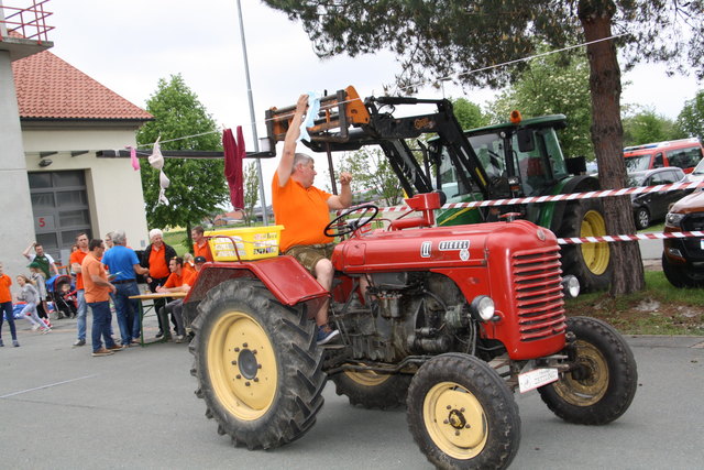 Obmann Wolfgang Niggas zeigte vor, wie Kluppen und Wäsche vom Traktor aus auf die Leine kommen.