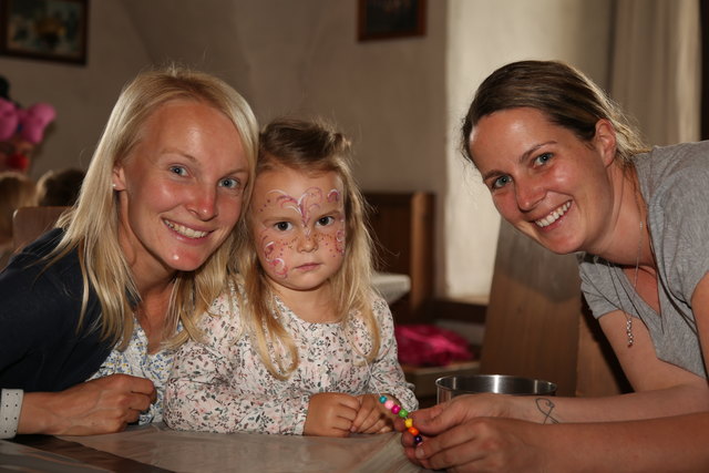 Dick Staphanie und Sarah und Elisabeth Hollaus.