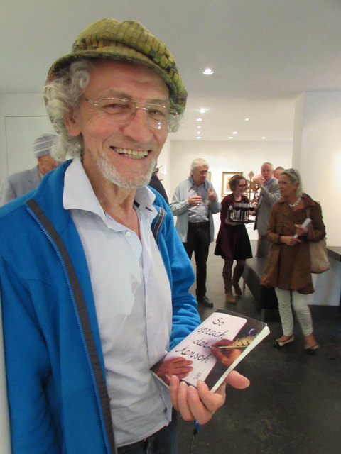 Paul Fülop mit seinem neuen Buch "So sprach der Mensch".