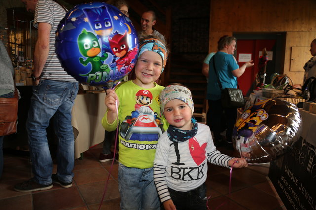 Hofer Leon und Johannes aus Neukirchen mit bunten Ballons.