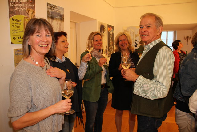 Freunde erhoben ein Gläschen auf die Grafikdesignerin.