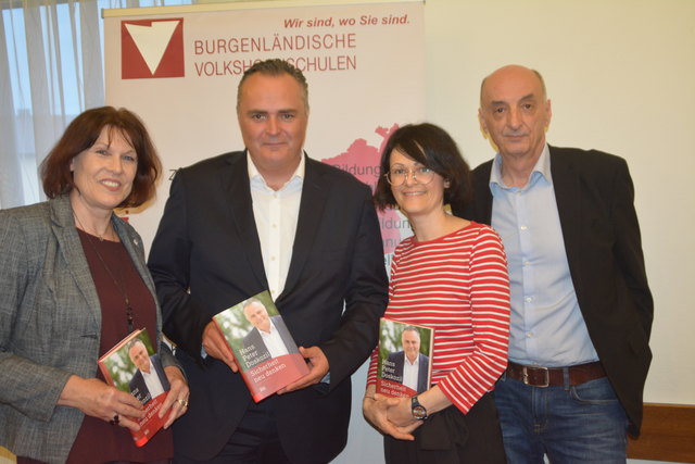 Die Burgenländischen Volkshochschulen luden zur Buchpräsentation ins Gasthaus Drobits: Christine Teuschler, Hans Peter Doskozil, Margit Poandl und Moderator Walter Reiss