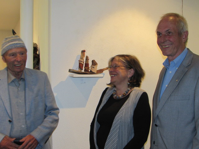 Oswald Perktold, Mara Meier und Kurt Tschiderer bei der Ausstellung "Stock un dStin, Stein und Bein" im Kunstraum Pettneu.