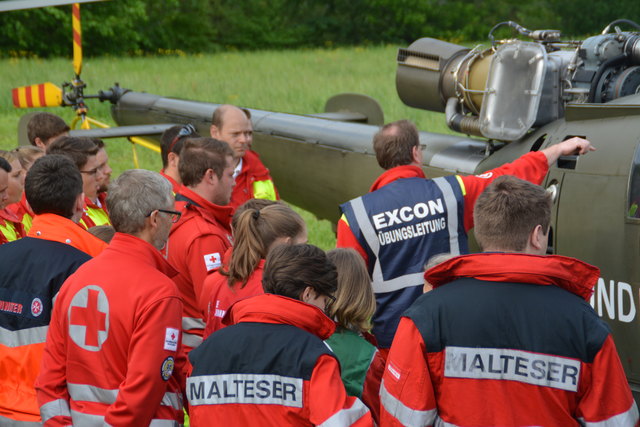 Samariter, Johanniter, Malteser und Rotes Kreuz bei der Heli-Einschulung in Kirchbichl.