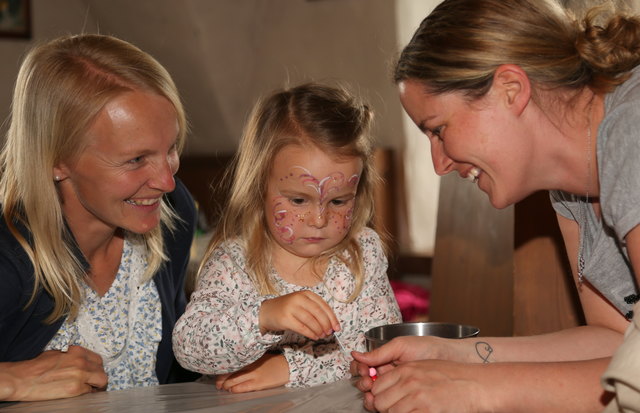 Dick Stephanie und Sarah di voll konzentriert bastelt. Mit Elisabeth Hollaus.