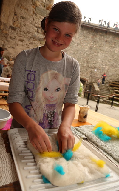 Lara Klettner beim Filzen.