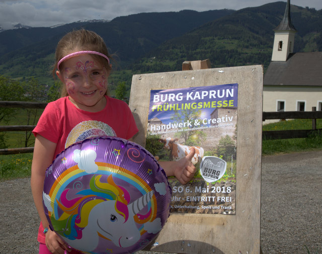Mia Zierl macht die Frühlingsmesse auf der Burg Kaprun richtig Spaß.
