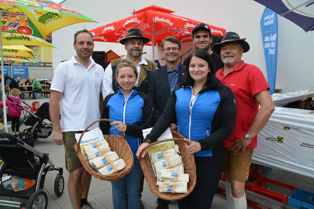 Bgm. Thomas Öfner, Organisator Robert Neuner, die Bezirksblätter-Mädels Franziska und Patrizia und die Vertreter der Vereine machen den Zirler Markttag zum besonderen Volksfest.