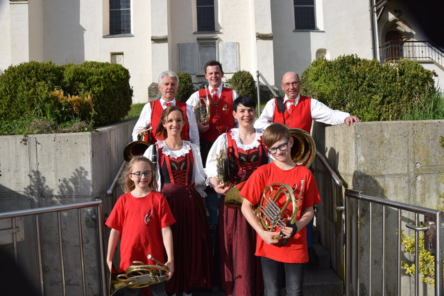 Eine Familie, eine Kapelle: Werner, Siegfried jun., Siegfried Mohl sen., Christine Kall, Elisabeth Brandstätter, Sophie und Tobias Kall | Foto: KK/Mohl